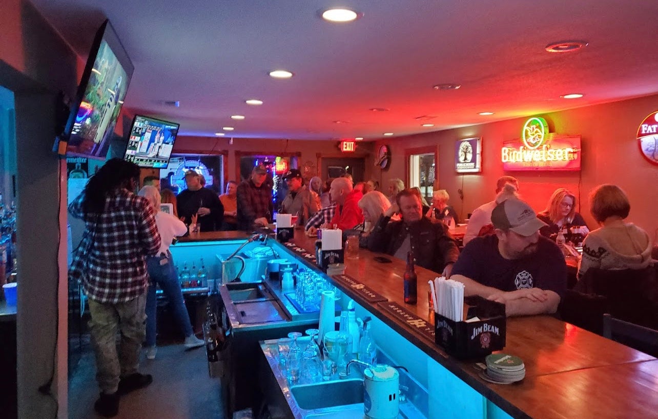 Best local Liquor Store, Bar & Restaurant with Pizza & Wings! Stogies Liquor & Tavern